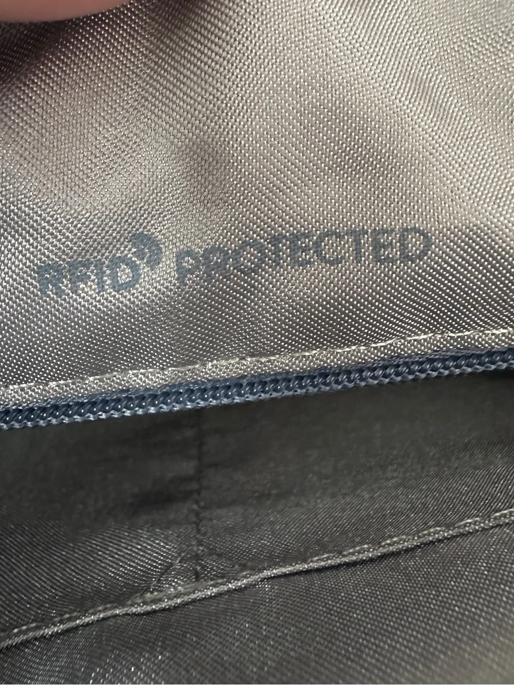 Hedgren Crossbody w/ RFID